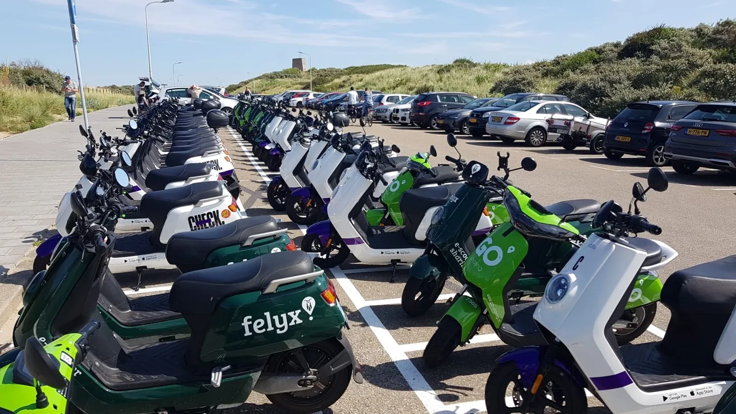 Deelscooters in microhubs bij Scheveningen